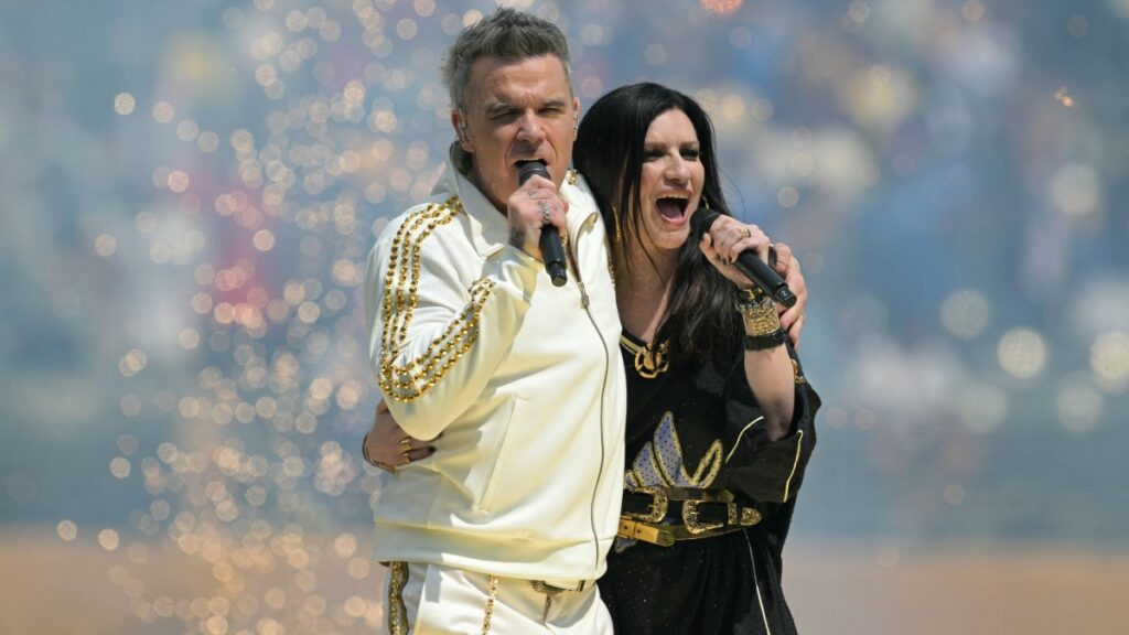 Robbie Williams y Laura Pausini en la final del Mundial de Clubes 2025