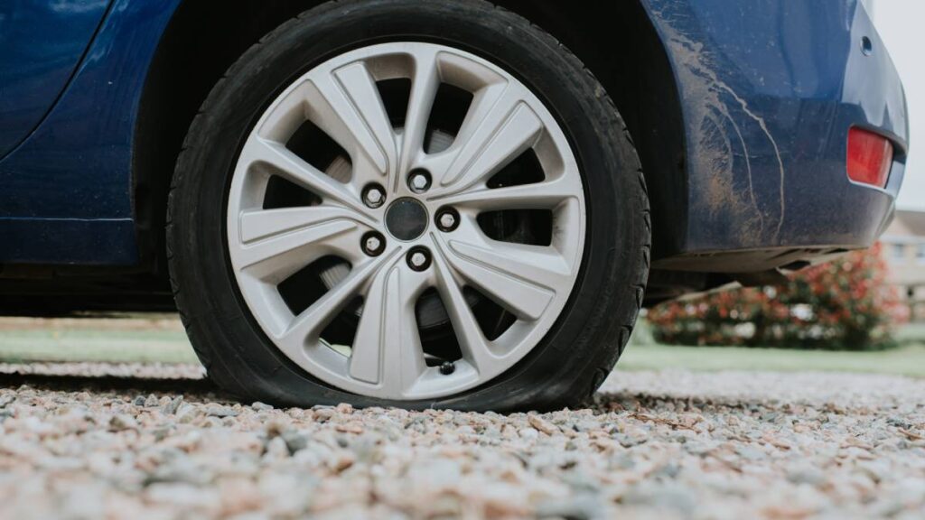 4 causas por las que se desgastan las llantas y cómo evitarlo