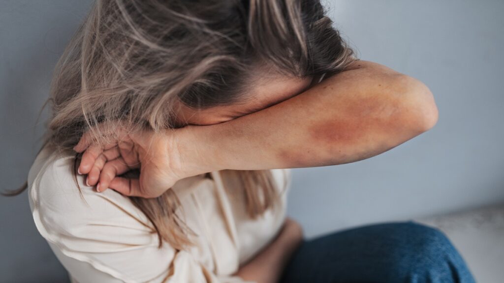 se-les-hacia-tarde-para-llegar-a-clases-golpea-y-patea-a-su-hija-en-la-gam-hay-video