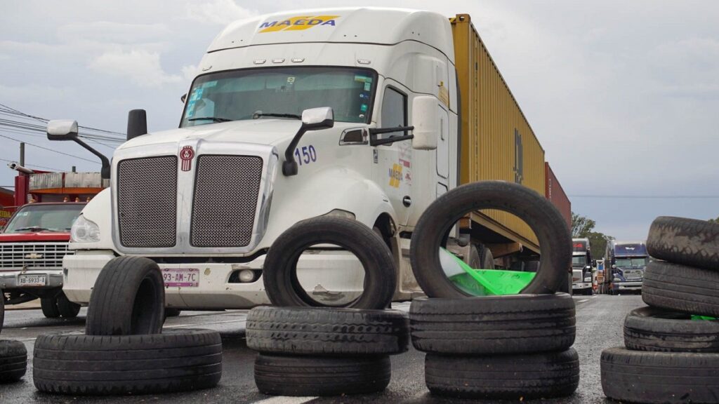 siguen-los-robos-en-puebla-se-llevan-2-traileres-en-reten-falso