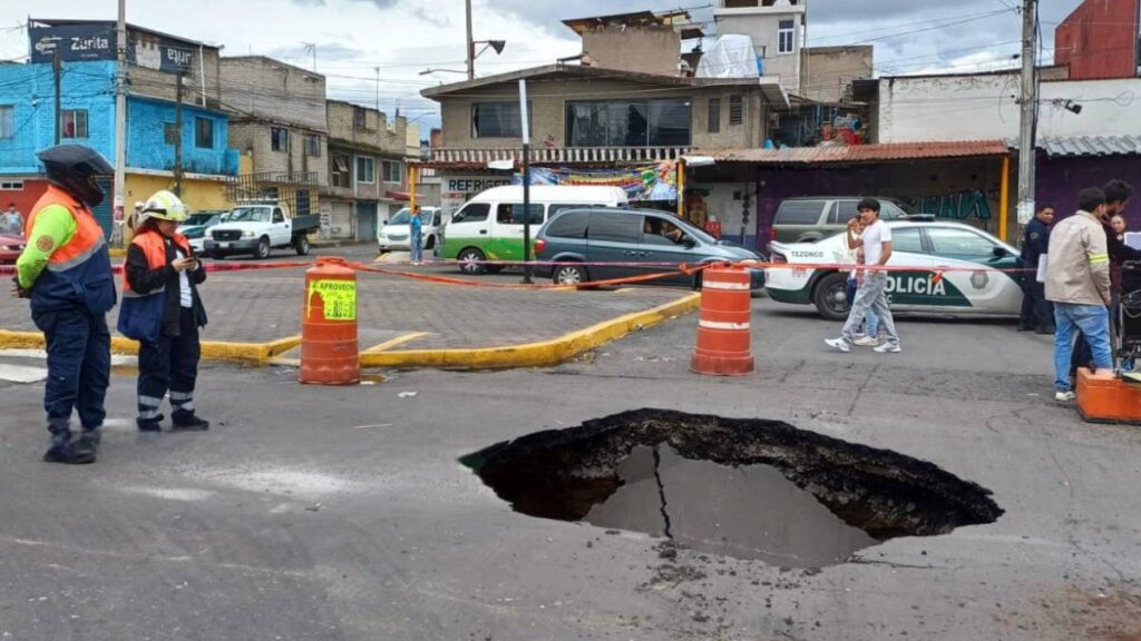 Autoridades reparan socavón en Av. Las Torres.