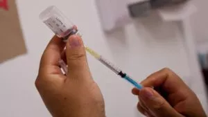 ¿Puedo vacunarme contra el sarampión si no es mi clínica, estoy en otro estado o soy extranjero?