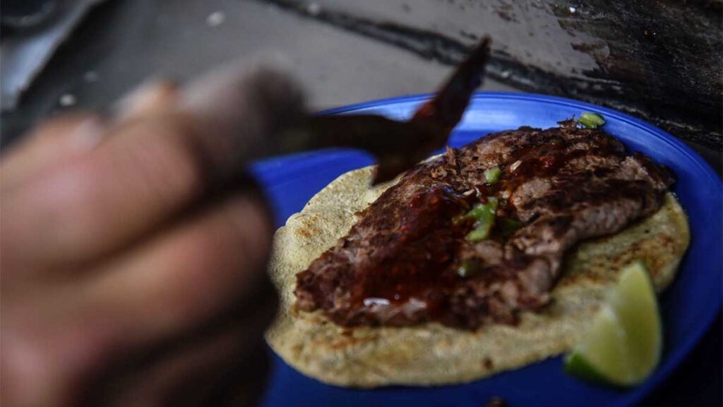 Detectaron materia fecal en la salsa de los tacos.