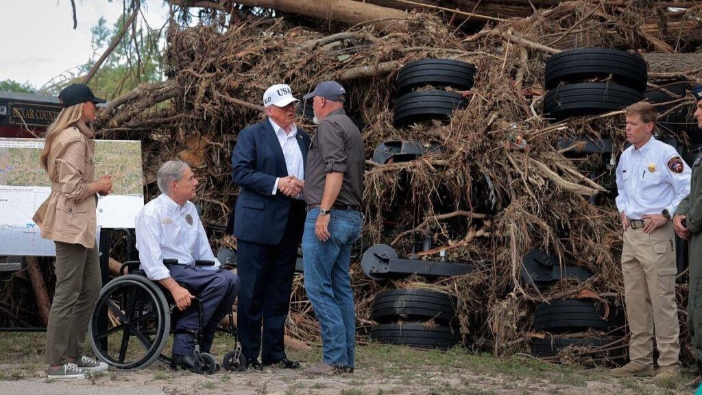 Trump visita Texas tras inundaciones que dejaron 120 muertos; FEMA y autoridades son señaladas por fallas en alertas y respuesta