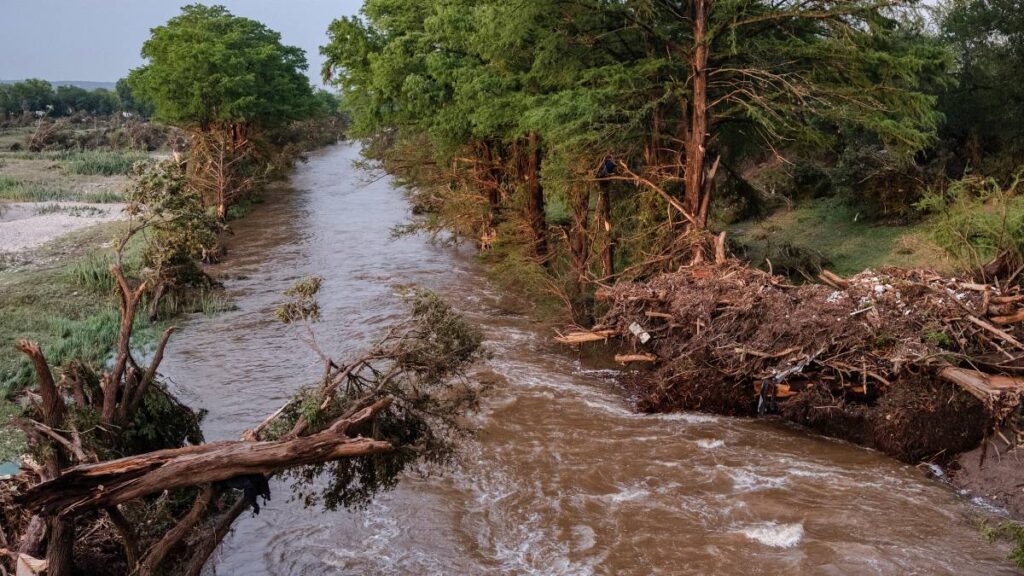 Tifón Danas provoca inundaciones y deslizamientos en Taiwán.