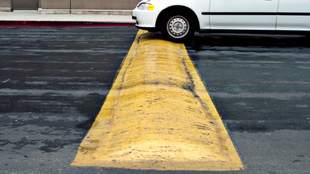 Tope en Cancún hace que autos "vuelen"