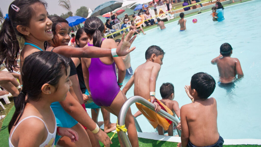¿De qué color debe ser el baño de tus hijos en estas vacaciones?