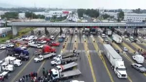 Transportistas bloquearon casetas de acceso a la CDMX tras desaparición de operador