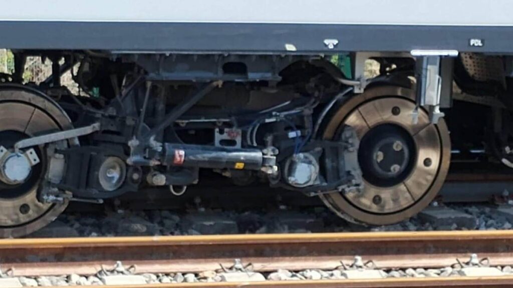 Tren arrolla moto en cruce ferroviario de Nayarit.