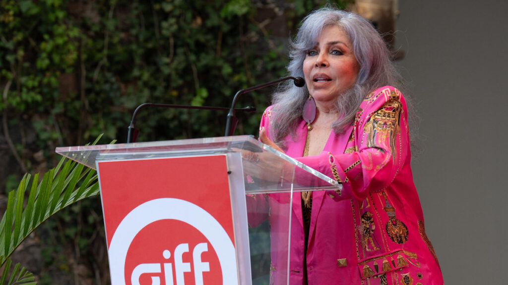 Verónica Castro ofrece poderoso discurso a favor de la mujer durante su homenaje en el GIFF 2025