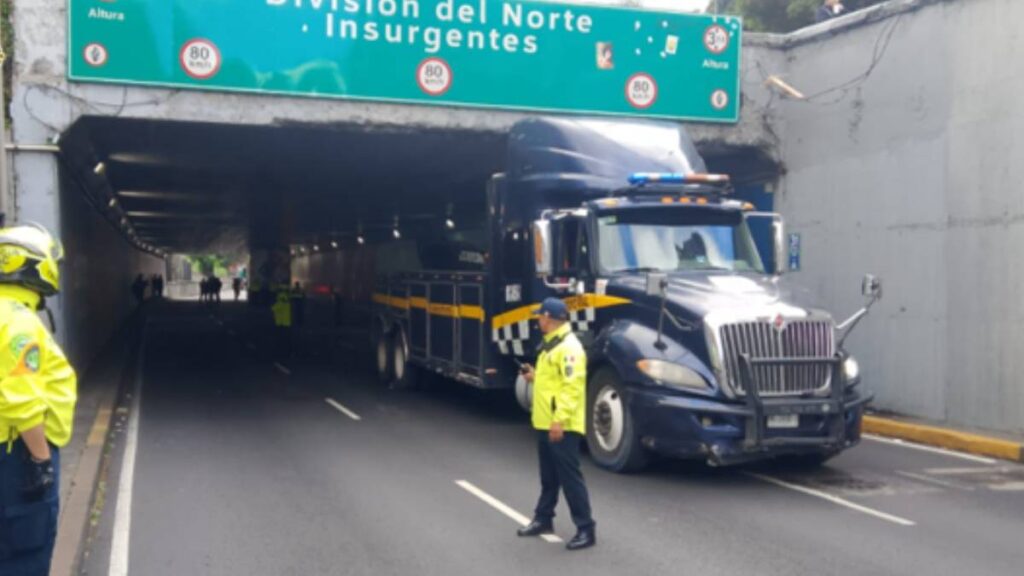 Tráfico por tráiler atorado en desnivel de Viaducto.