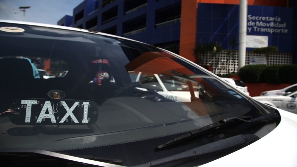 video-taxista-agrede-a-mujer-pide-ayuda-a-policia-de-puebla-y-no-llega