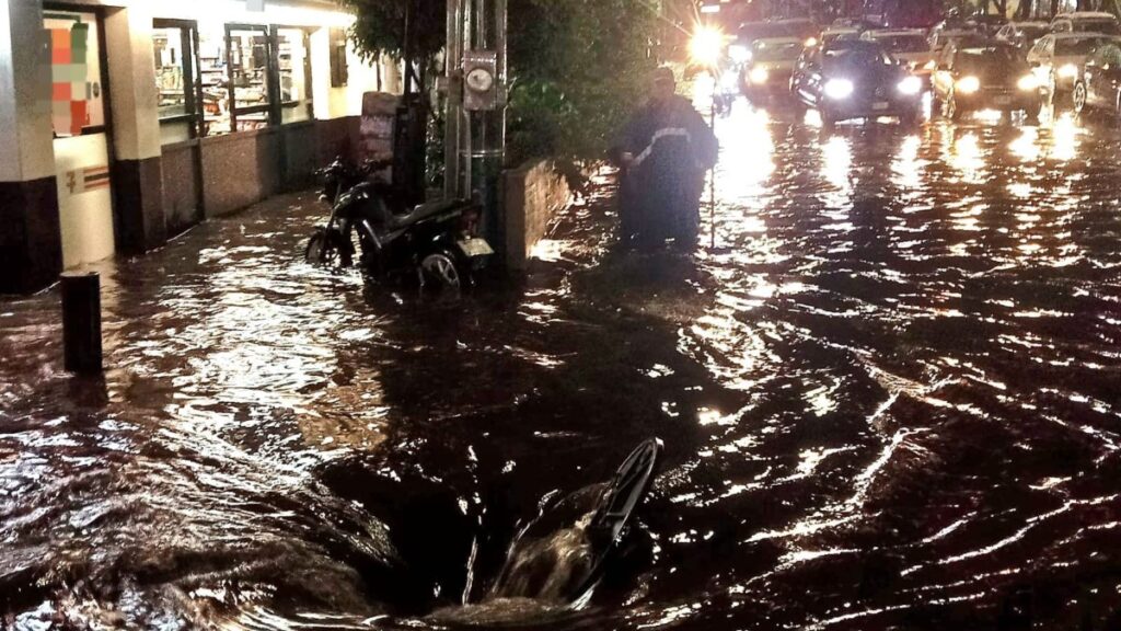 VIDEOS: Lluvia, vientos, tormenta eléctrica y hasta granizo esta noche en la CDMX