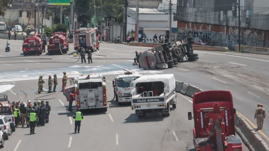 Volcadura de pipa con combustible desata el caos en la México-Pachuca; cierran acceso a la CDMX