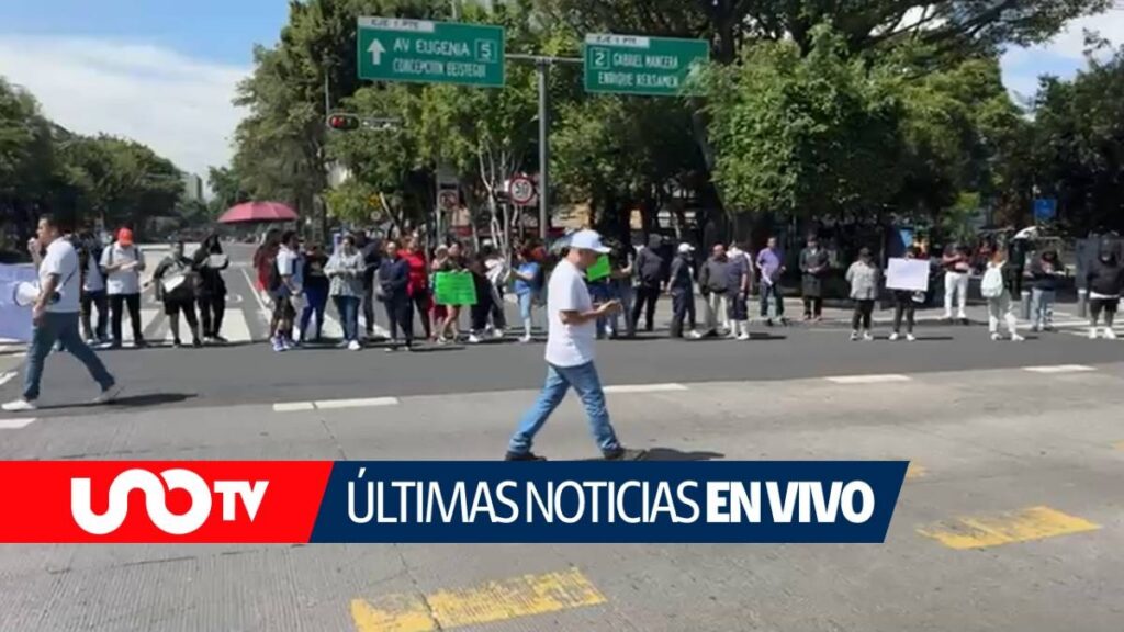 Comerciantes bloquean vialidades en diferentes puntos de la CDMX.