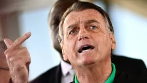 Ordenan prisión domiciliaria a Bolsonaro por violar restricciones