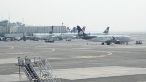 AICM restablece vuelos luego de afectaciones por banco de niebla