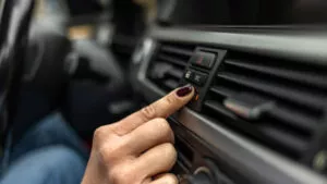 Apaga el aire acondicionado y después el auto; ahorra costos