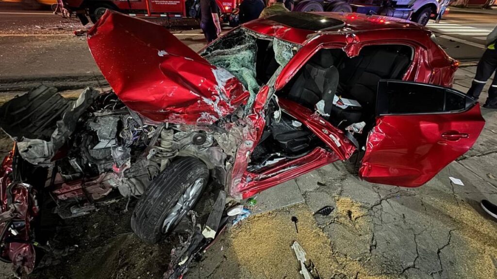 Tras huir del alcoholímetro chocó contra otro vehículo.