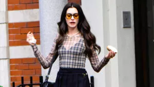 Anne Hathaway se roba las miradas al bailar cumbia en CDMX