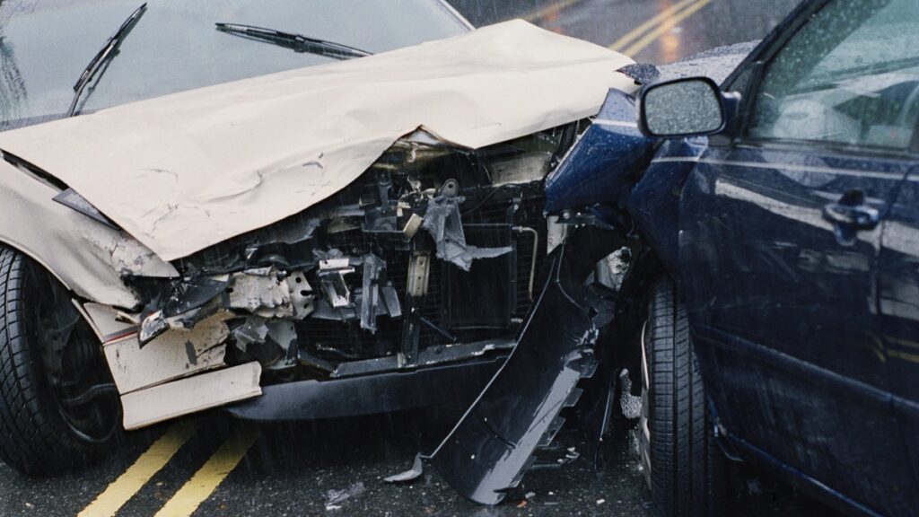 auto-sale-proyectado-y-cae-de-puente-en-la-autopista-mexico-puebla