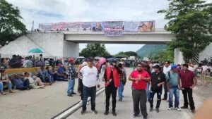 Manifestantes bloquean la Autopista del Sol en Tierra Colorada