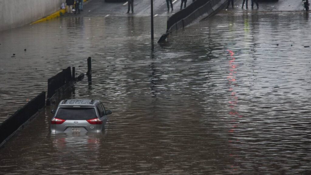 Seguros de auto bajan 0.8% por menos robos, pero reparaciones suben 7% por lluvias, baches y daños eléctricos en vehículos.