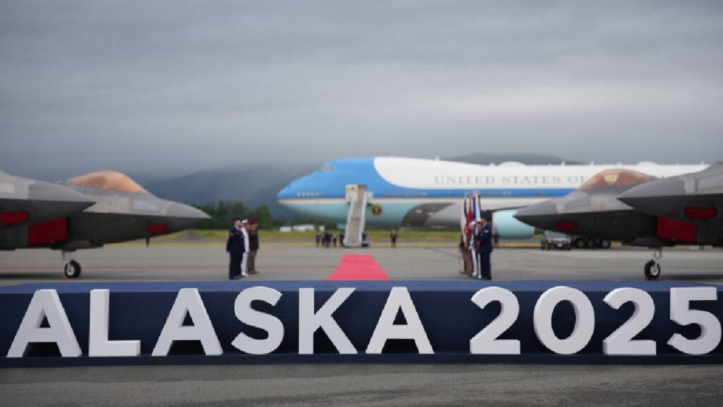 Putin y Trump llegan a Alaska en aviones presidenciales con lujo y máxima seguridad para una cumbre histórica.