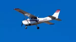 De película: avioneta aterriza entre autos tras falla en su motor; ve video