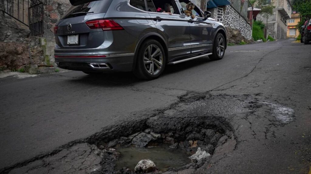 CDMX habilita canales digitales para reportar baches.
