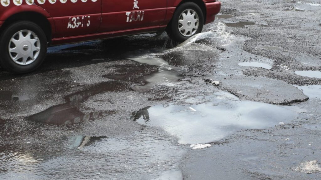 Los baches en Periférico Norte ponen en peligro a automovilistas
