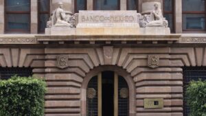 Banxico baja tasa de interés a 7.25% tras debilidad económica