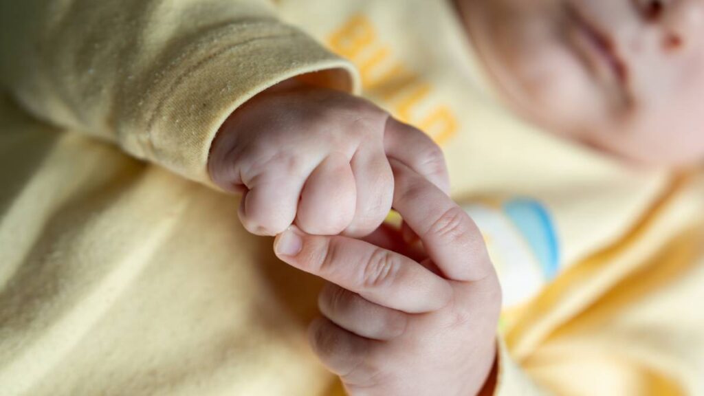 Juez determina que bebé abandonado en Tultitlán será entregado en adopción