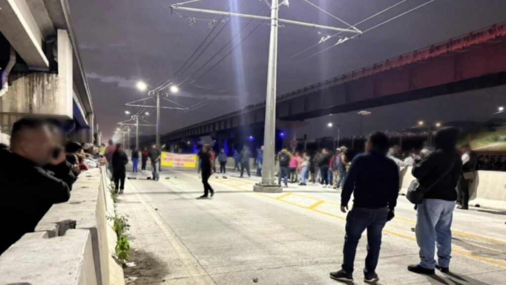 Bloquean la México-Puebla para exigir parada de Trolebús en Ixtapaluca