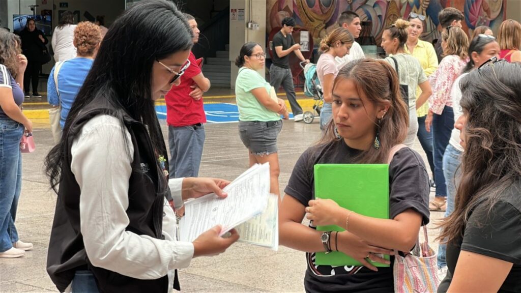 Residentes de California cruzan frontera para tramitar nacionalidad mexicana