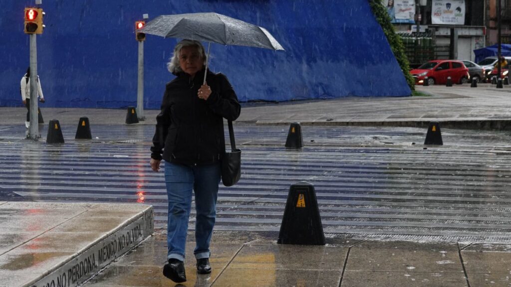 Activan Alerta Naranja en CDMX por lluvias fuertes y granizo en seis alcaldías; autoridades piden no cruzar calles con corriente.