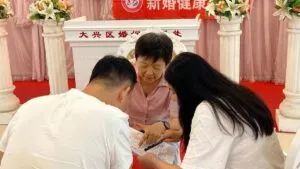 ¿Por qué cada vez menos personas se casan?