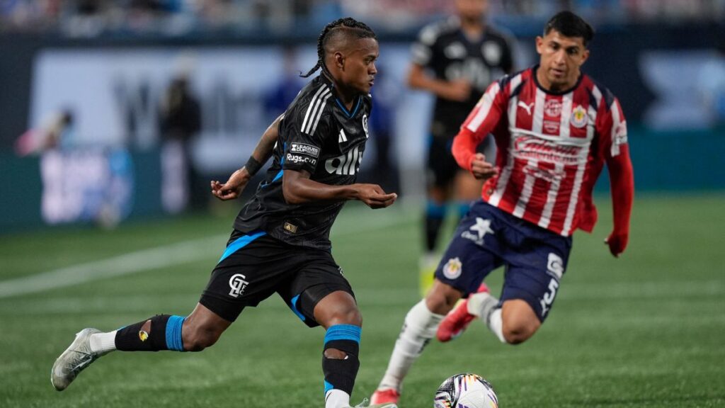 Chivas vence en penales a Charlotte