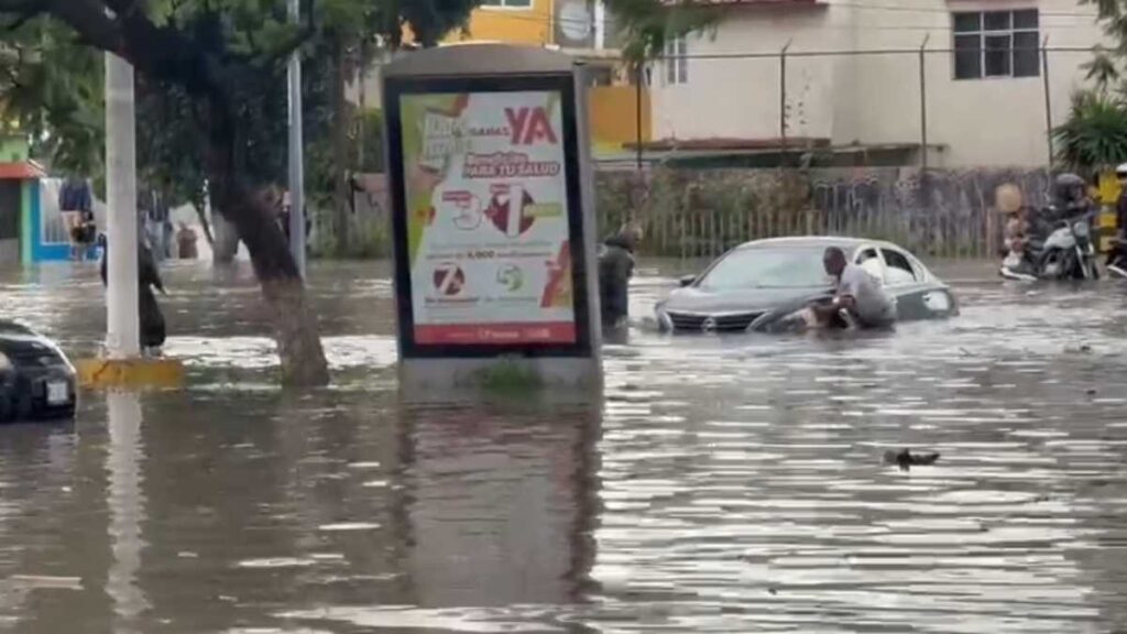 Cierran vía López Portillo en Tultitlán por inundación