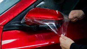 ¿Por qué cada vez hay más coches con los espejos tapados con bolsas de plástico?