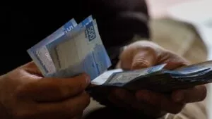 Pobreza baja en México, pero 7 de cada 10 no logra salir de ella