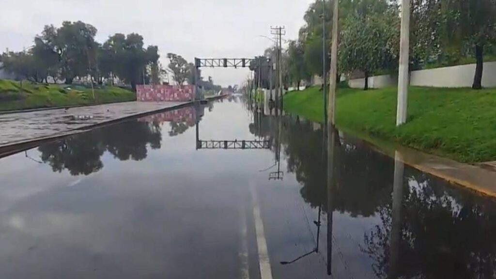 Avenida Gran Canal sigue inundada por lluvias en CDMX.