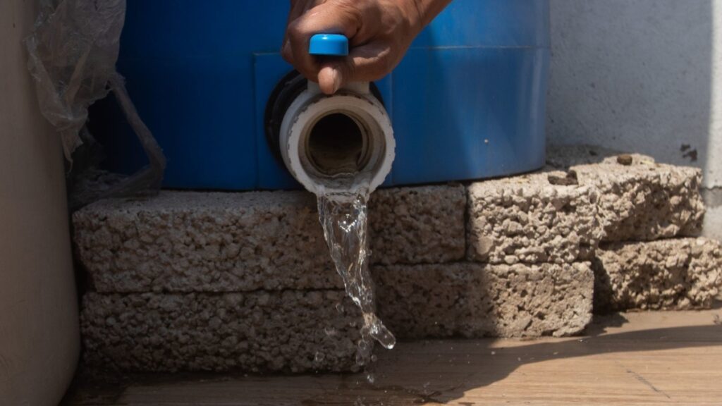 Escuelas aprovechan el agua de lluvia y evitan el desabasto, y gasto en pipas