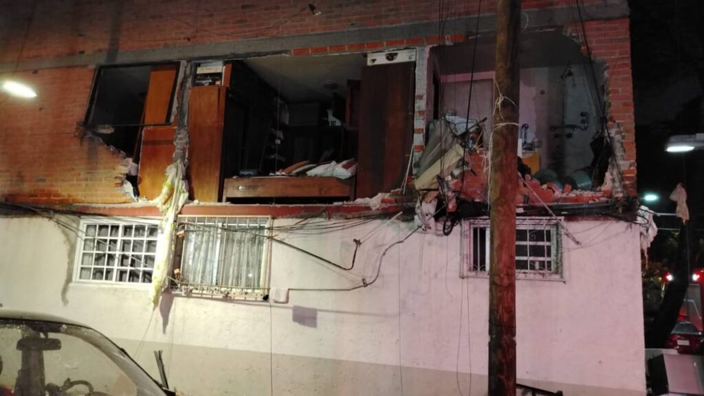 Bomberos atienden explosión por gas en Benito Juárez, CDMX.