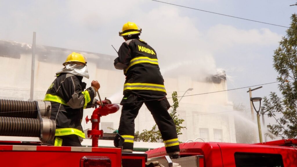 Extinguen incendio en tienda de electrónica en Avenida Chapultepec
