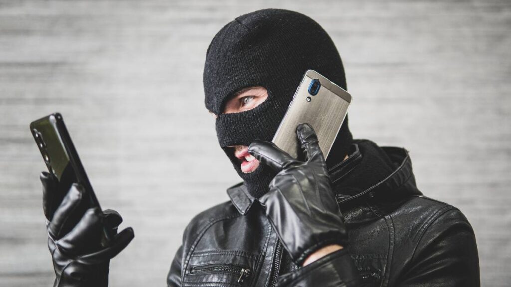 ¿Eres tu mamá? Clonan voces con IA para extorsionar, recomiendan usar palabra clave para no caer en llamadas falsas