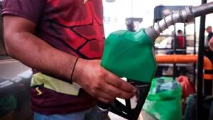 Va a costar menos: anuncian acuerdo para bajar comisiones en pago de gasolina con tarjeta