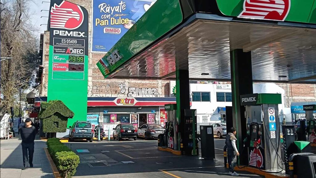 Carro choca con gasolinera en Manzanillo