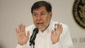 Senador Fernández Noroña regresa a México en primera clase tras viaje a Europa