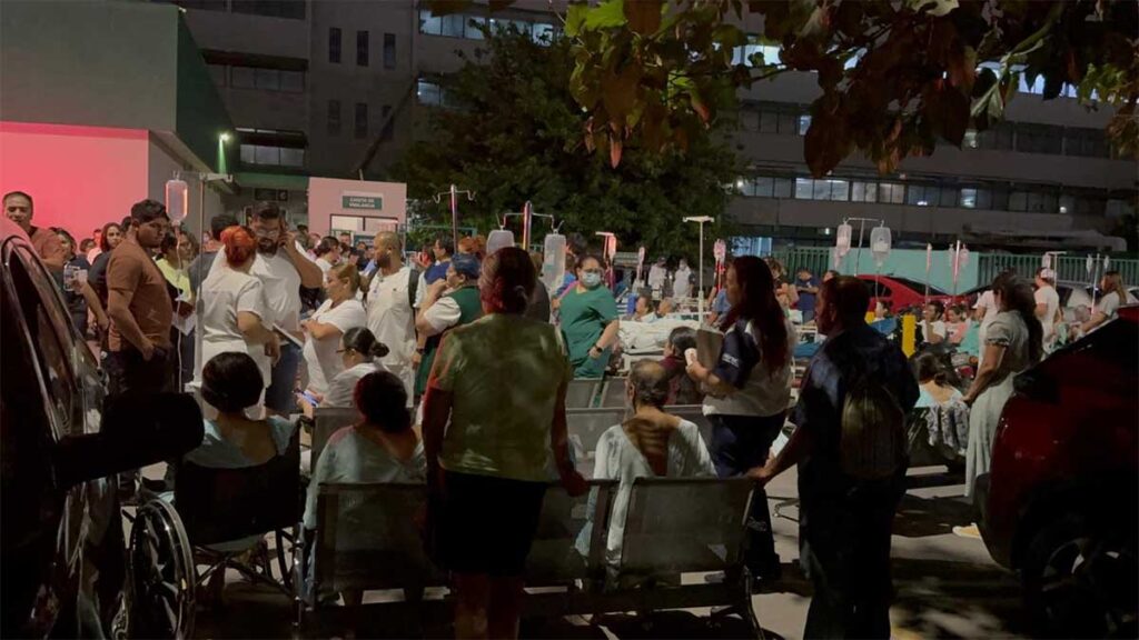 Desalojaron a pacientes tras incendio en hospital del IMSS.